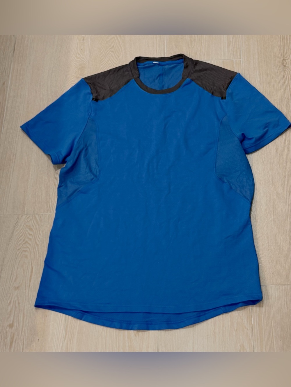 Lululemon men’s short sleeve, tee shirt Size L